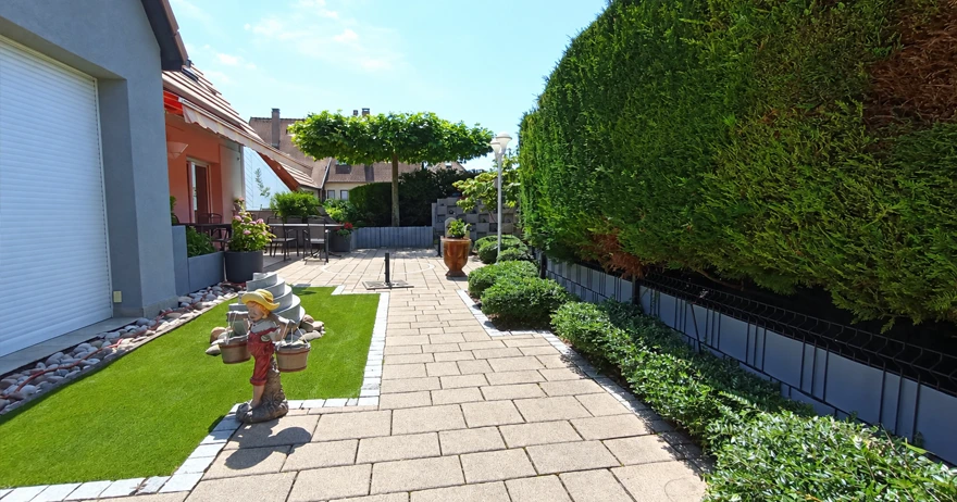 Jardin entretenu par un paysagiste à Molsheim.
